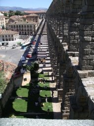 Shadow_of_segovias_roman_aqueduct_e