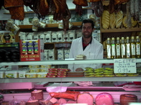 Juan_manning_the_storeellen_perlman