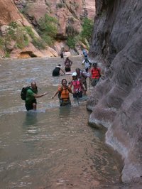 Hiking_the_narrows_zion